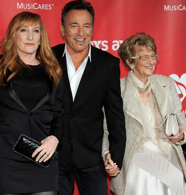 Bruce Springsteen with his mother, Adele Springsteen, 2013. Photo: Chris Pizzello / TT