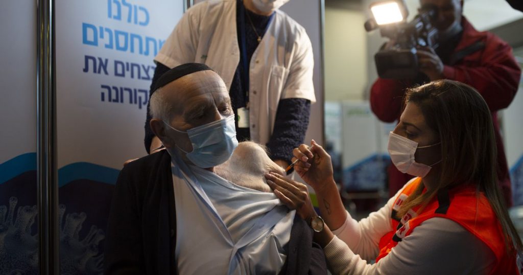 Israelis over 60 years of age are given the third dose of the vaccine - Dajin