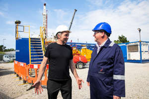 Ryan Low (left), founder of geothermal engineering, talks about drilling director Pete Jones.  Photo: Johnny Weeks/TT