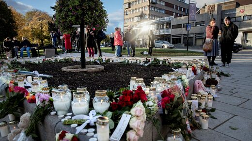 On the square in central Kongsberg, residents gathered on Thursday to light candles and leave flowers.