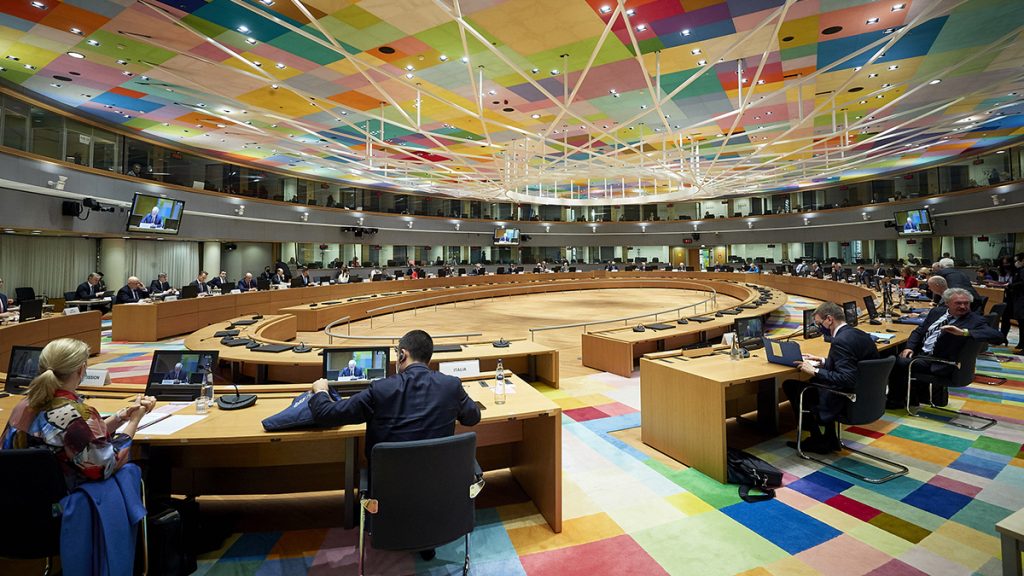 EU:s ministerråd sitter vid ett runt bord i en stor sal