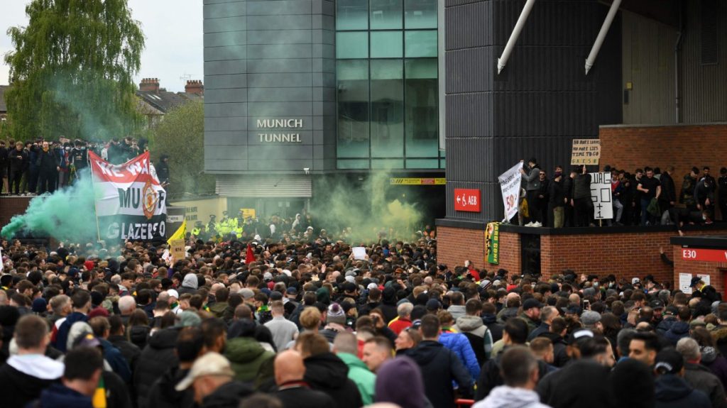 Chaotic scenes at Old Trafford - Angry Manchester United fans storm their castle before the big match |  Sports
