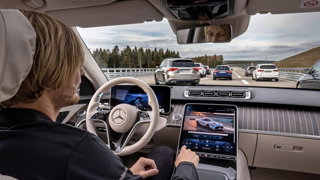 Mercedes hann före Tesla – rattsurfa och se film lagligt