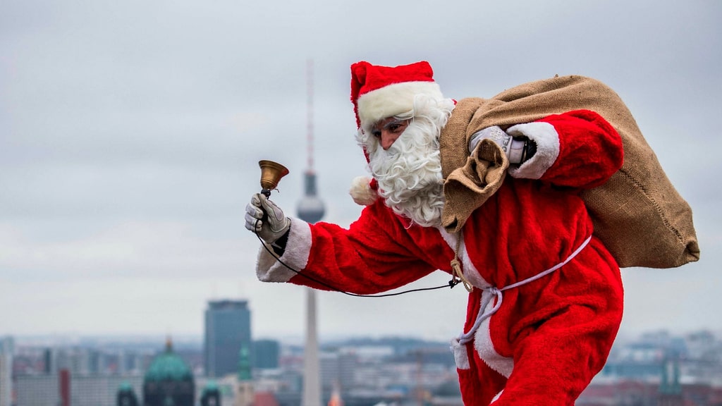 Santa left the North Pole - continue his journey around the world