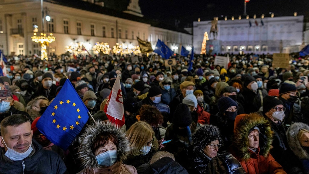 Thousands protest against Polish media team
