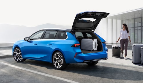 Between 608 and 1574 liters can be accommodated in the luggage compartment, depending on whether the rear seat is folded or not.  Plug-in hybrid versions contain a little less.