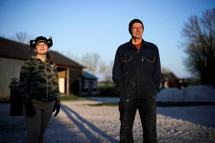 Gunnar Anderson and his daughter Frida have over a hundred sheep on the family grounds in Kalong.