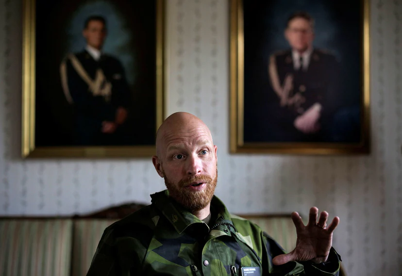 In the officers' gallery, a room near the upper floor of the boarding house, the regiment commander Magnus Freikvall is surrounded by portraits of his representatives.