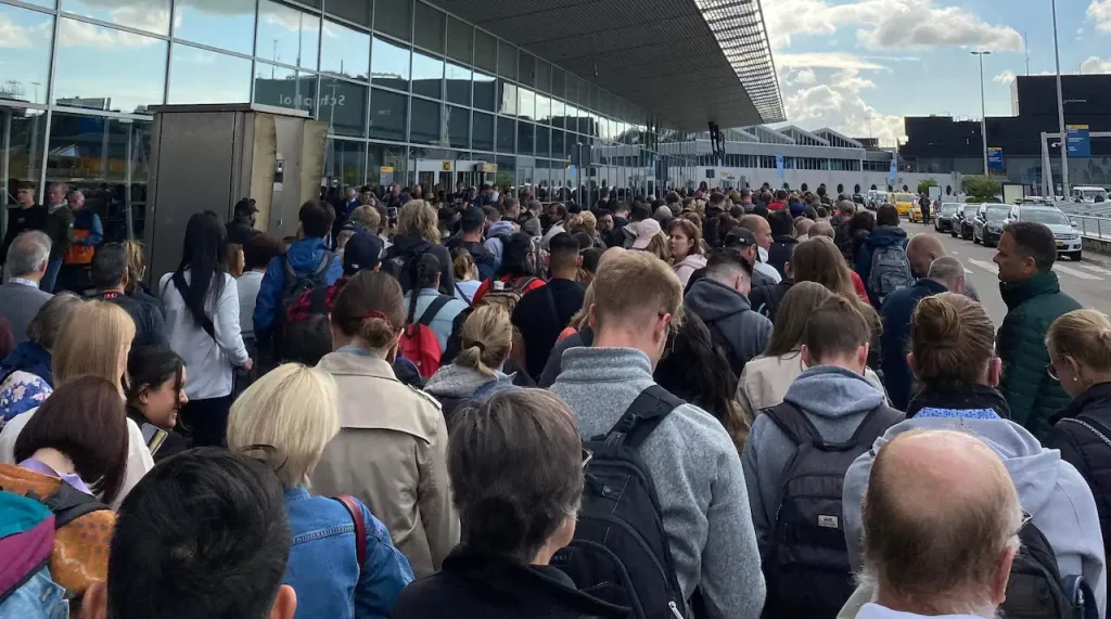 Chaos at airports in Europe - in the middle of travel