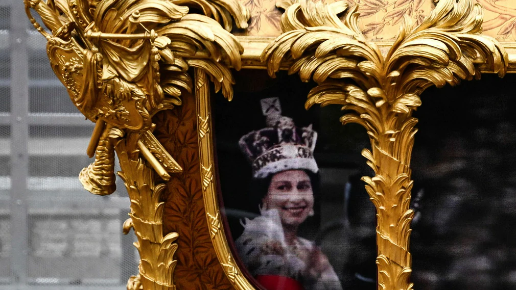 When the 260-year-old golden chariot that took Elizabeth II to her coronation rolled through the streets of London in 1953, there was no Queen in it.  Just a hologram.