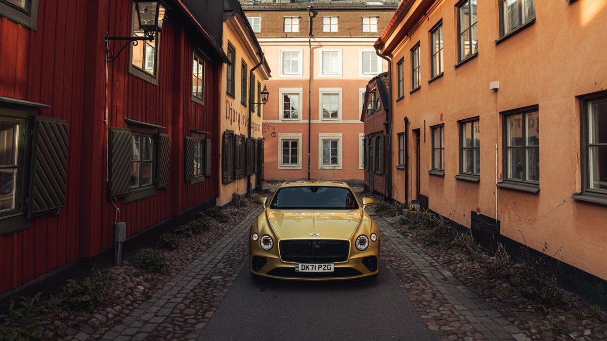 Continental GT Speed ​​in front of a house.