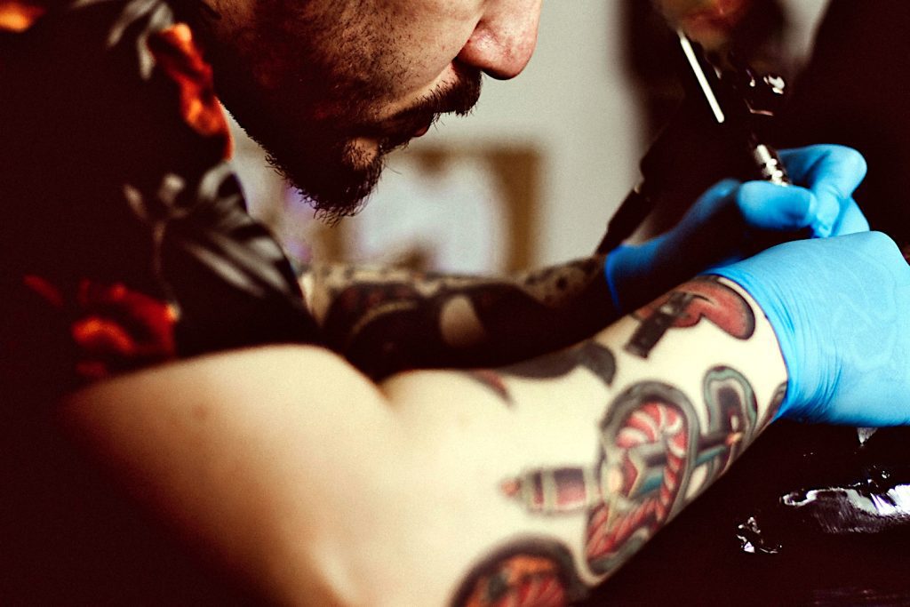 Tattoo artists spread monkey pox - Svenska Magasinit