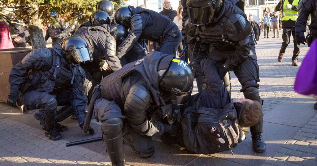 Hundreds arrested after fresh protests in Russia