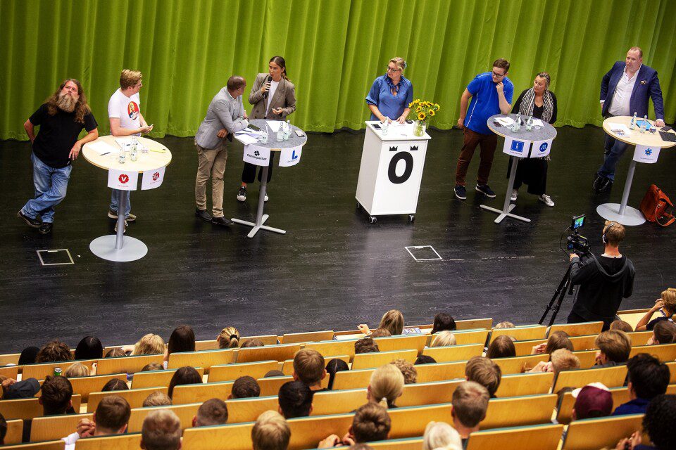 Electoral debate in Österänggymnasiet.  From left: Mikael Pearson (left), Kaley Olofsson (small), Caliente Dieppe (centre), Henny Tilberg (left), Sophia Nirbrand, Alexander Harrison (KD), Camilla Palm (centre) and Ian Fernheden (SD).